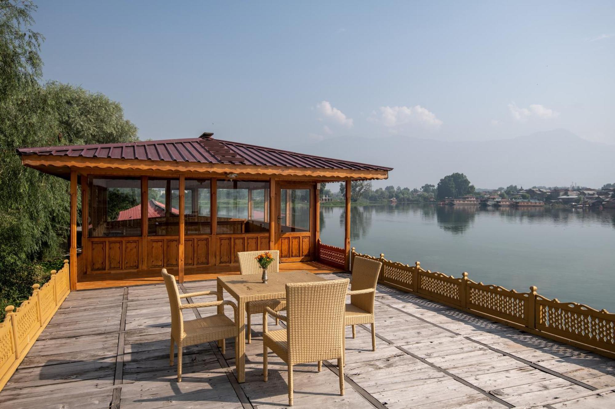 Mascot Houseboats Hotel Srīnagar Kültér fotó